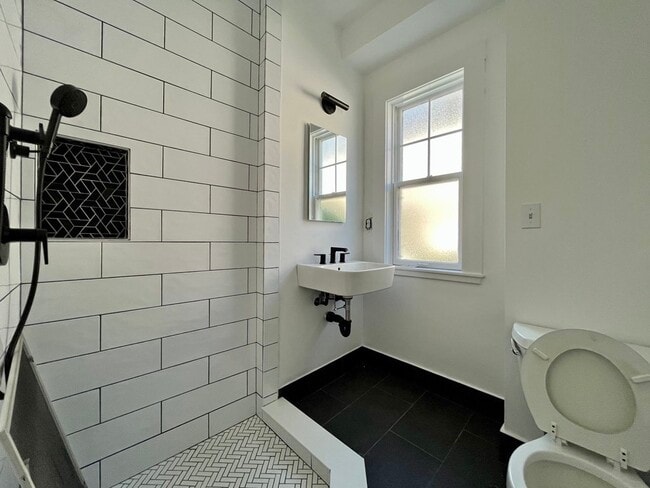 Building Photo - 72 Everett St