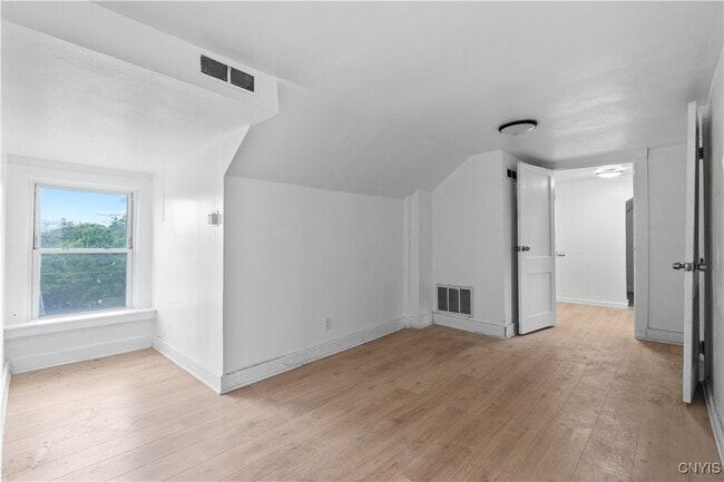 Building Photo - 712 Oak St