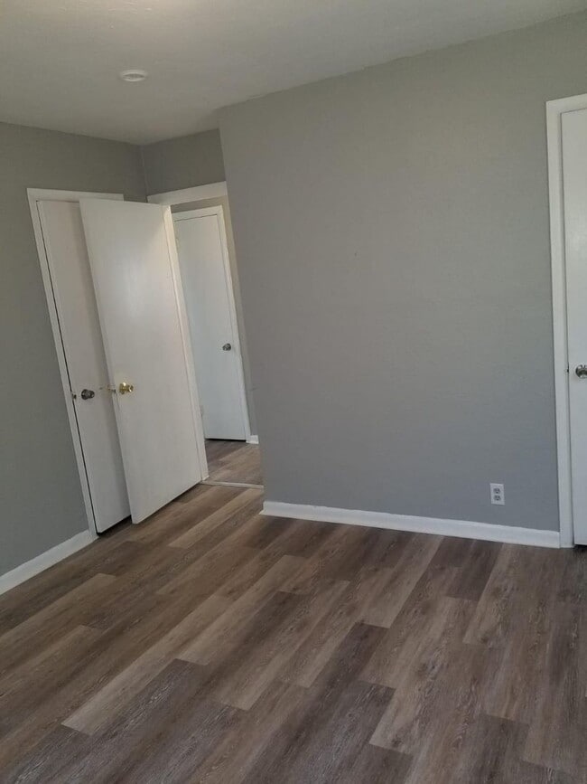 Building Photo - 3 Bdr Large Single Family House in a Nice ...