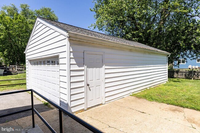 Building Photo - 742 Whitehall Beach Rd