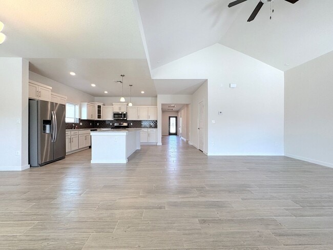 Building Photo - East El Paso 4 bed 2 Bath Refrig A/C!