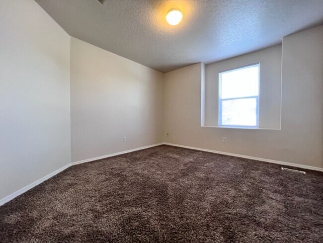 Building Photo - 3137 W Pudu St