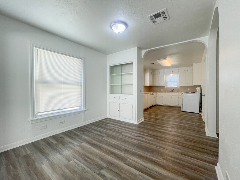 Building Photo - 701 N Barbara St