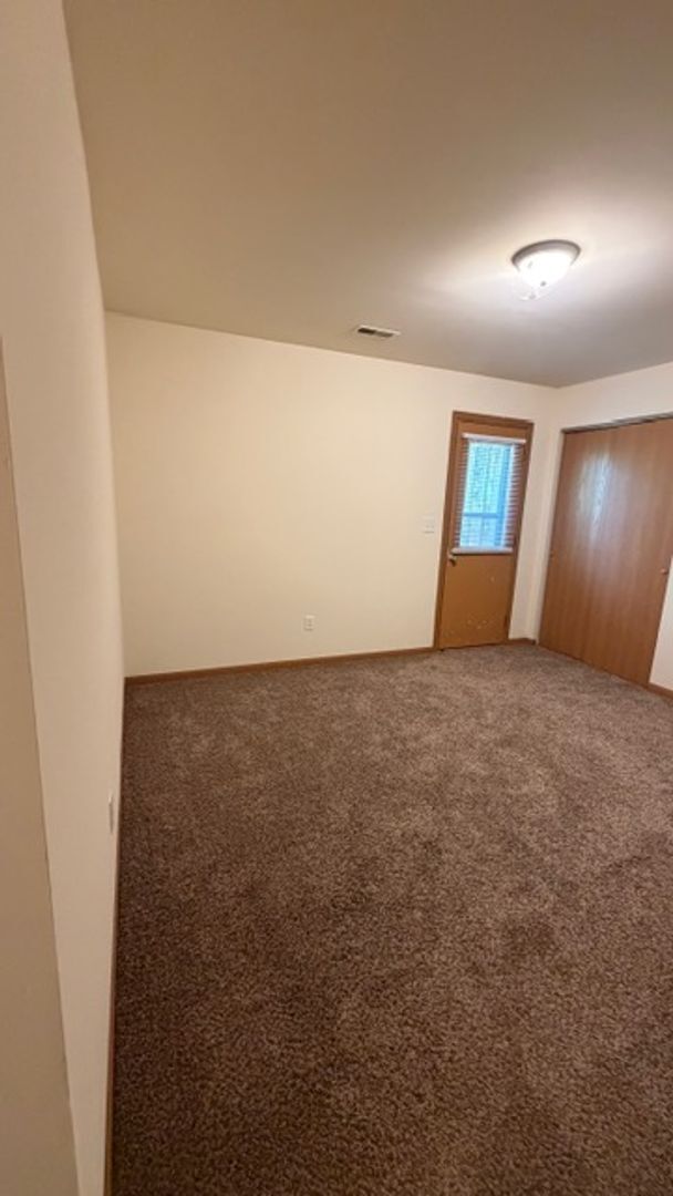 Building Photo - 21 Village W Ct