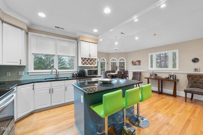 Building Photo - Spacious & Serene 5+ Bedroom Home in Sough...