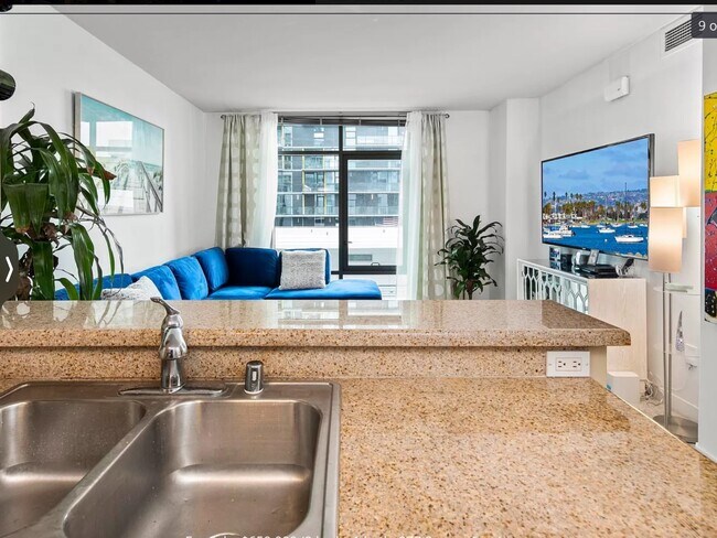 Living room - 425 W Beech