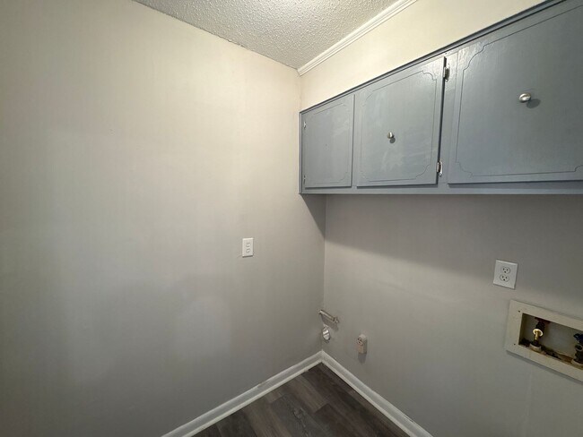 Building Photo - 2941 Rollingwood Dr