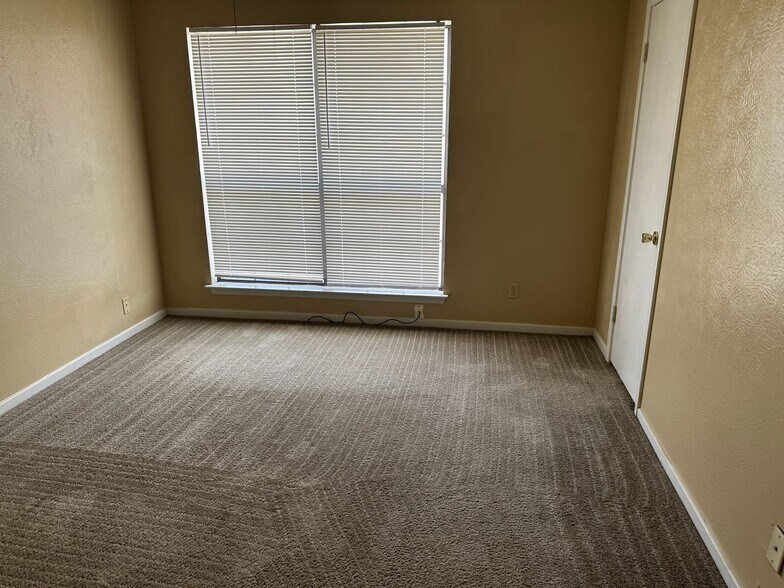 Building Photo - 1102 Covey Ln