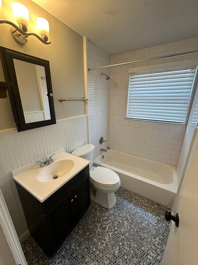 Building Photo - Beautiful Home in Colonial Acres!