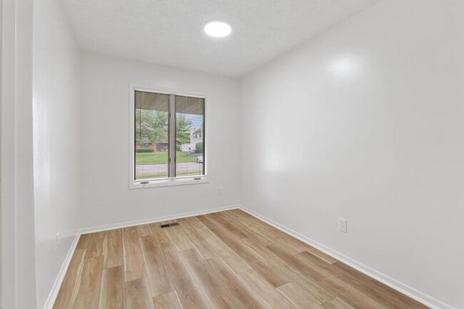 Building Photo - 1362 Yorkland Rd