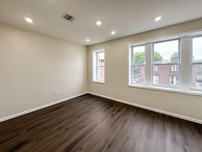Building Photo - 565 West Side Ave