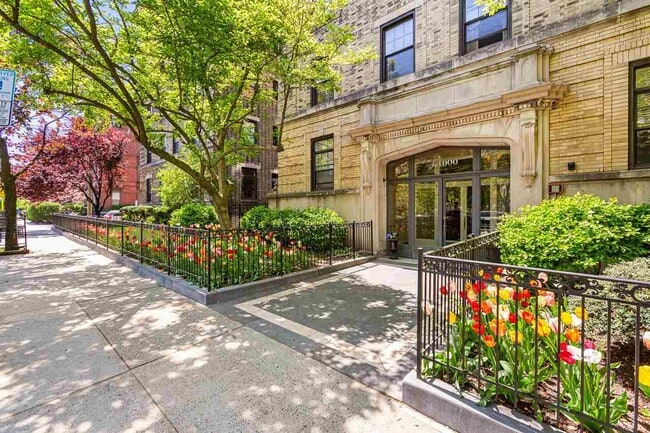 Building Photo - 1000 Hudson St