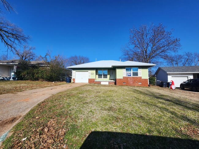 Building Photo - 3 Bed home in Shawnee!