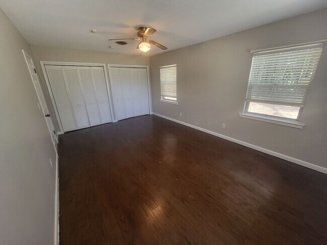 Building Photo - Little Lake Weir Waterfront FENCED 3BR/2BA on 6 Acres with Horse Barn, Private Boat Ramp & Dock