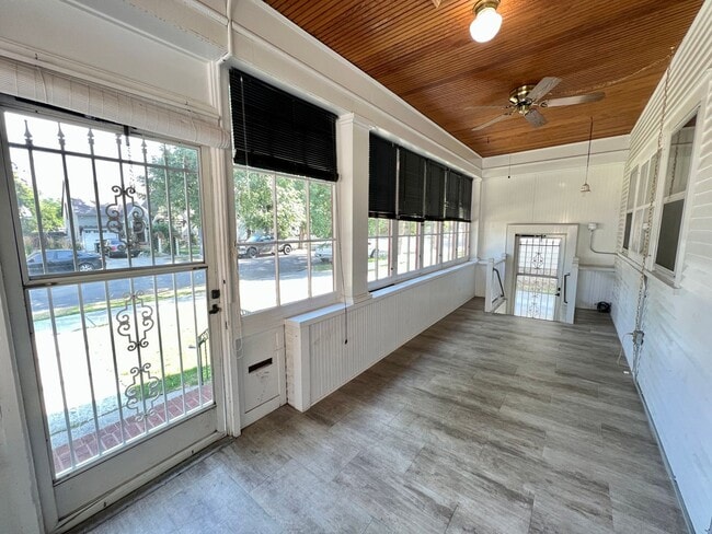 Building Photo - 3 bed 3 bath available!