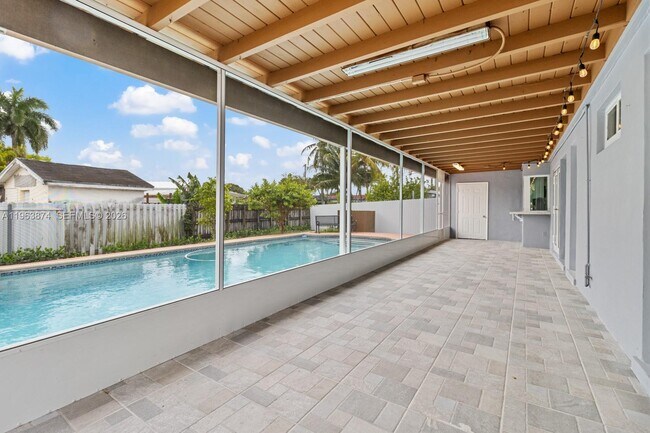 Building Photo - 2131 SW 98th Pl