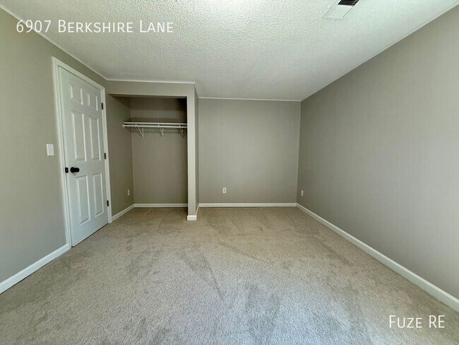 Building Photo - 6907 Berkshire Ln N