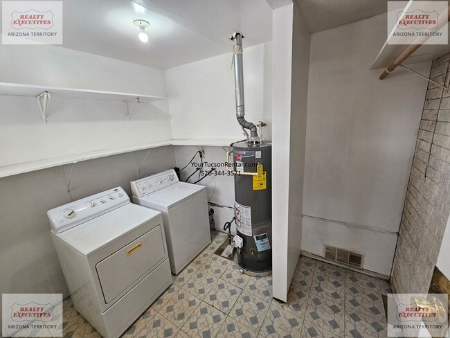 Building Photo - Grant & Silverbell Rd 3/1.5 with A/C $500 Security Deposit