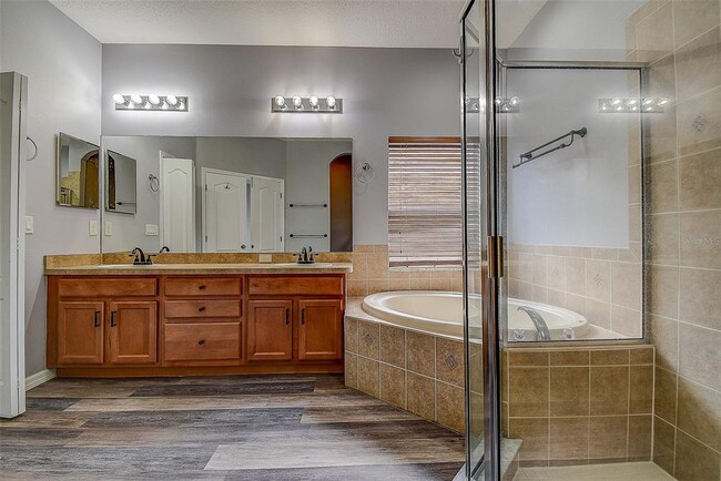 Building Photo - 1820 Mira Lago Cir