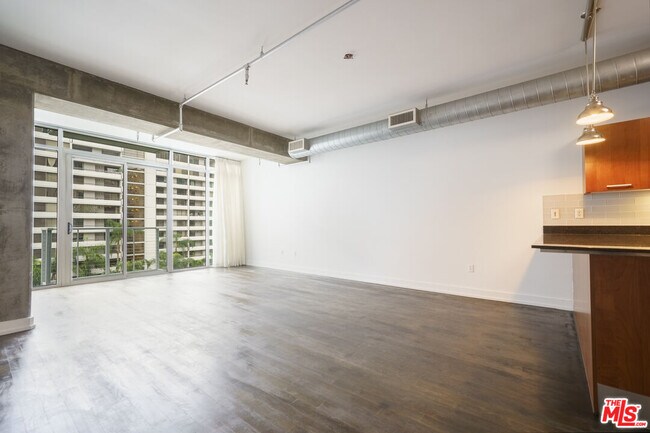 Building Photo - 645 W 9th St