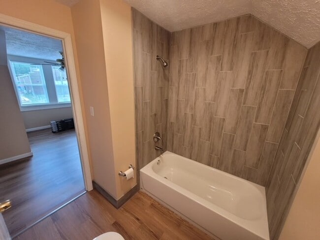 Building Photo - Maryville 37804 - Updated 1 bedroom, 1 bath unit - Call Tim Tipton 865-806-7255