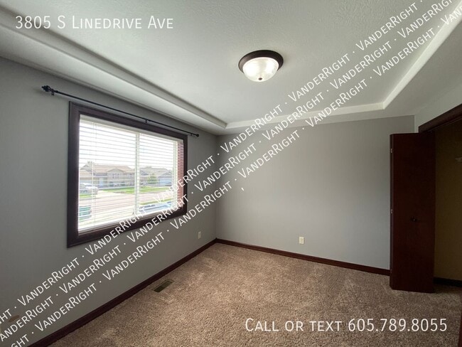 Building Photo - 3805 S Linedrive Ave