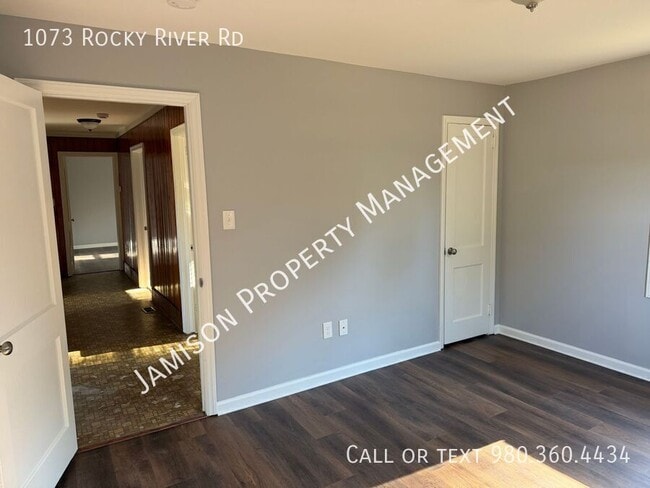 Building Photo - 1073 Rocky River Rd