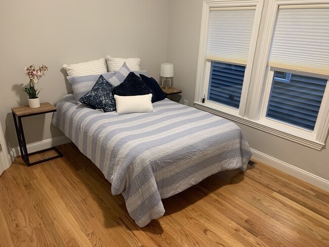 Building Photo - 27 Phillips St