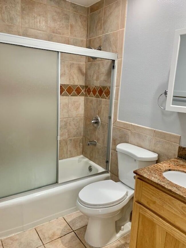 Building Photo - Great 3 bed 1.5 bath House with Garage in ...