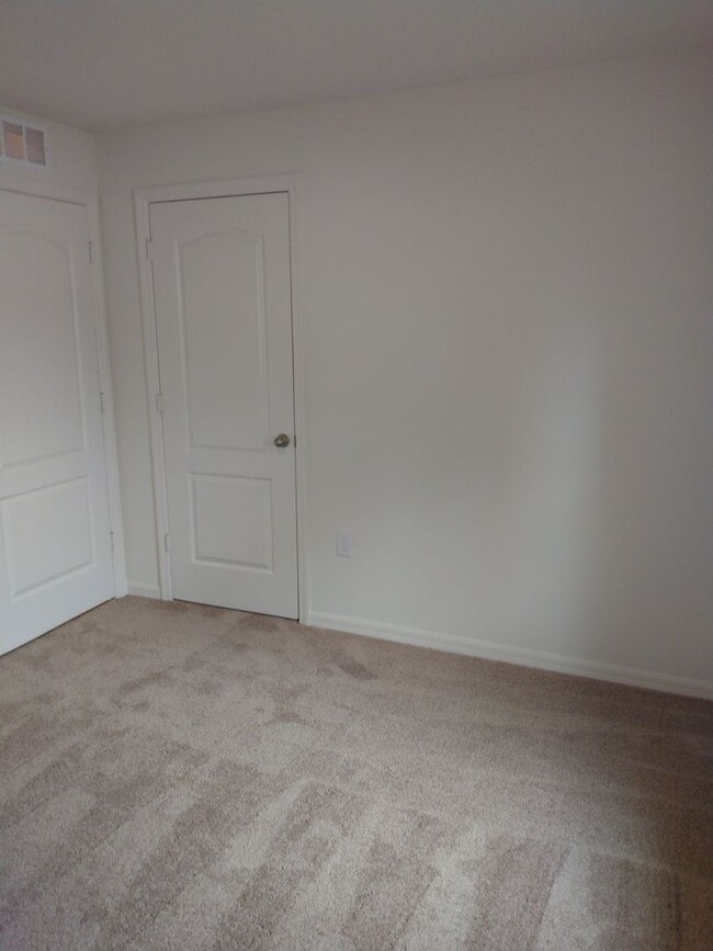 Building Photo - Newer 3 Bedroom 2 Bathroom Villa Home Silver Ridge