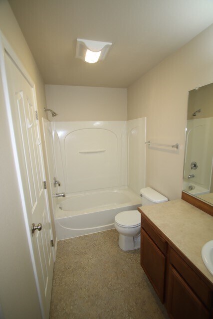 Building Photo - 3 Bedroom Townhouse near Midtown!