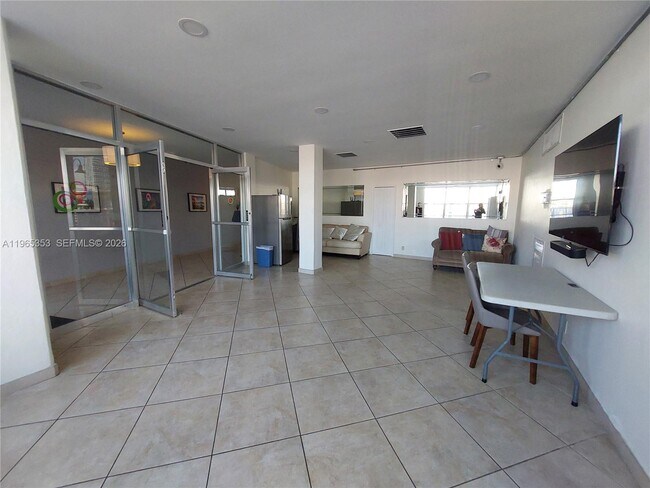 Building Photo - 400 Golden Isles Dr