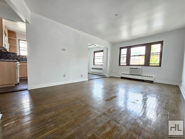 Primary Photo - Spacious 2 Bedroom Apartment in the Heart ...