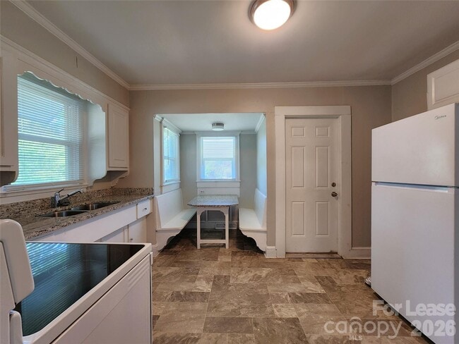 Building Photo - 12 Woodsdale Pl SE