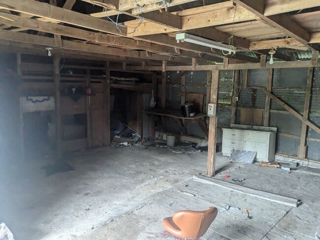 Building Photo - 3 Bed 1 Bath with Large Yard, Workshop, and Laundry Hookups