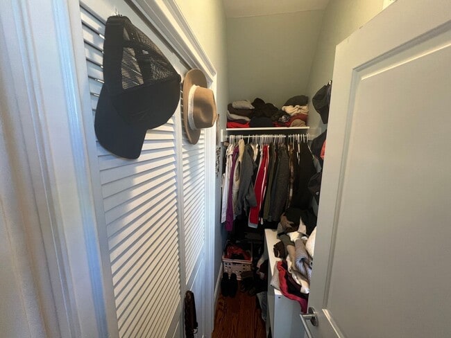 Building Photo - Very nice 3 bed 2 bath in Somerville... Don't miss out!