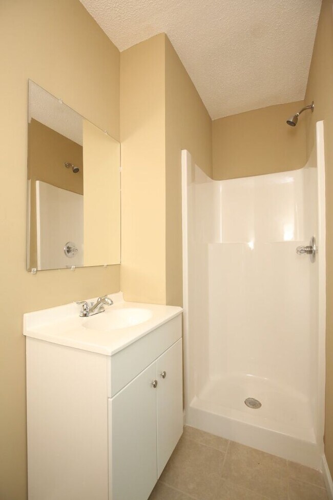 Building Photo - You’ll Love the Layout & Luxury Touches in...