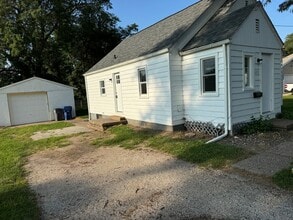 Building Photo - Great Location smaller 2 bedroom house wit...