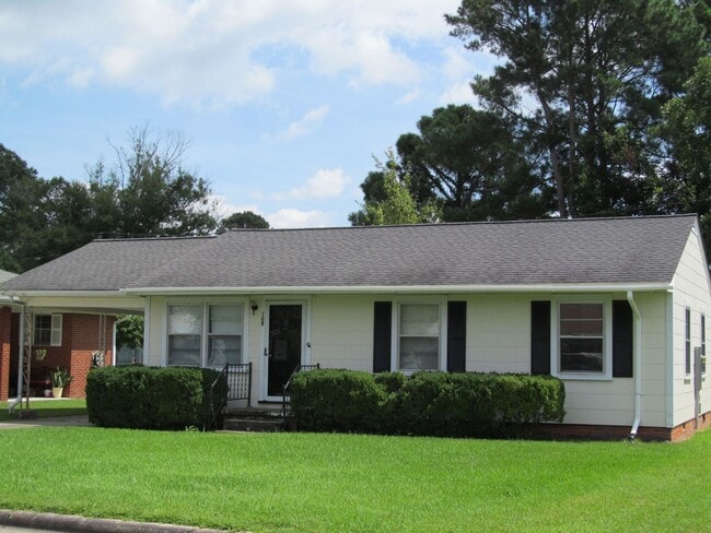 Building Photo - 3 Bed 1 Bath House with Spacious Backyard