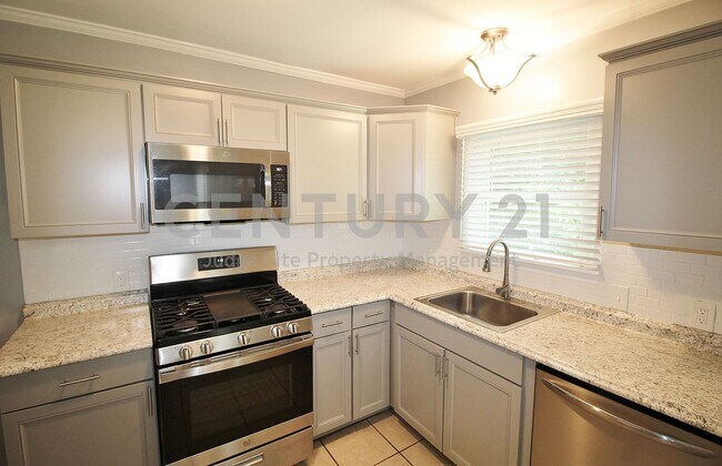 Building Photo - Tastefully Updated 2/1/1 Ready for Immediate Occupancy!