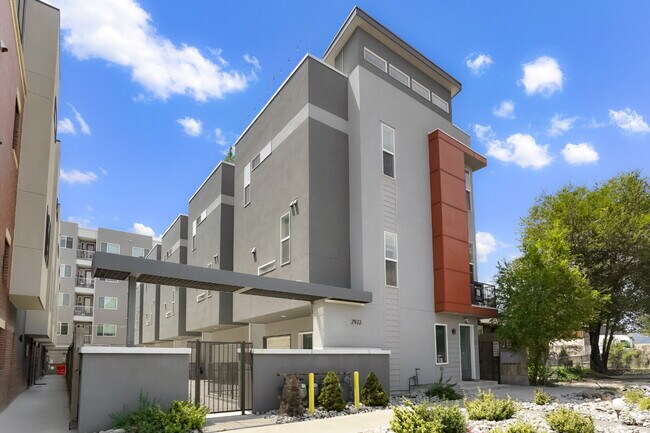Building Photo - 1 Month Free - 2 Bed Room / 2.5 Bath - Roo...