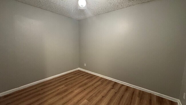 Building Photo - Spacious 5/2 for rent in Normandy Village ...