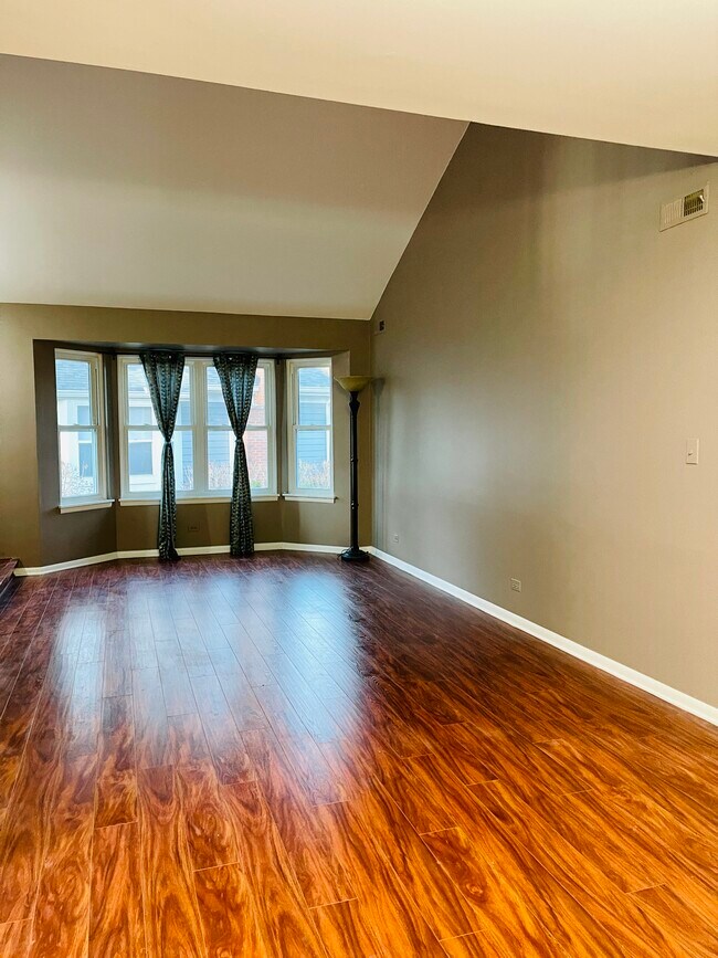 Formal Living Room - 111 White Pine Dr