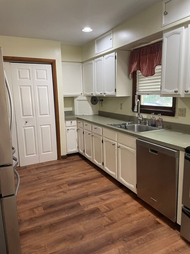 Building Photo - 3 Bedroom Home in Dauphin