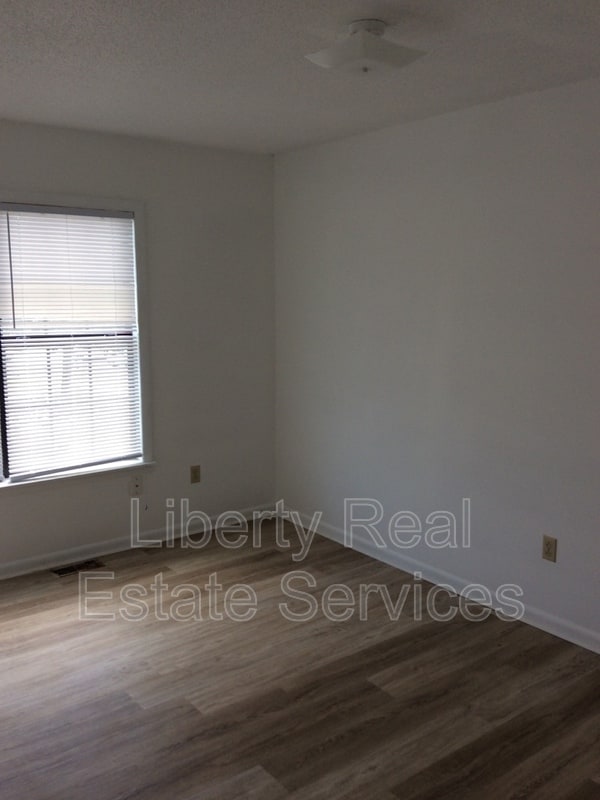 Building Photo - 912 Pineland Ave