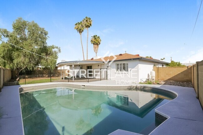 Building Photo - Spacious 4 bedroom home with a POOL in Pho...