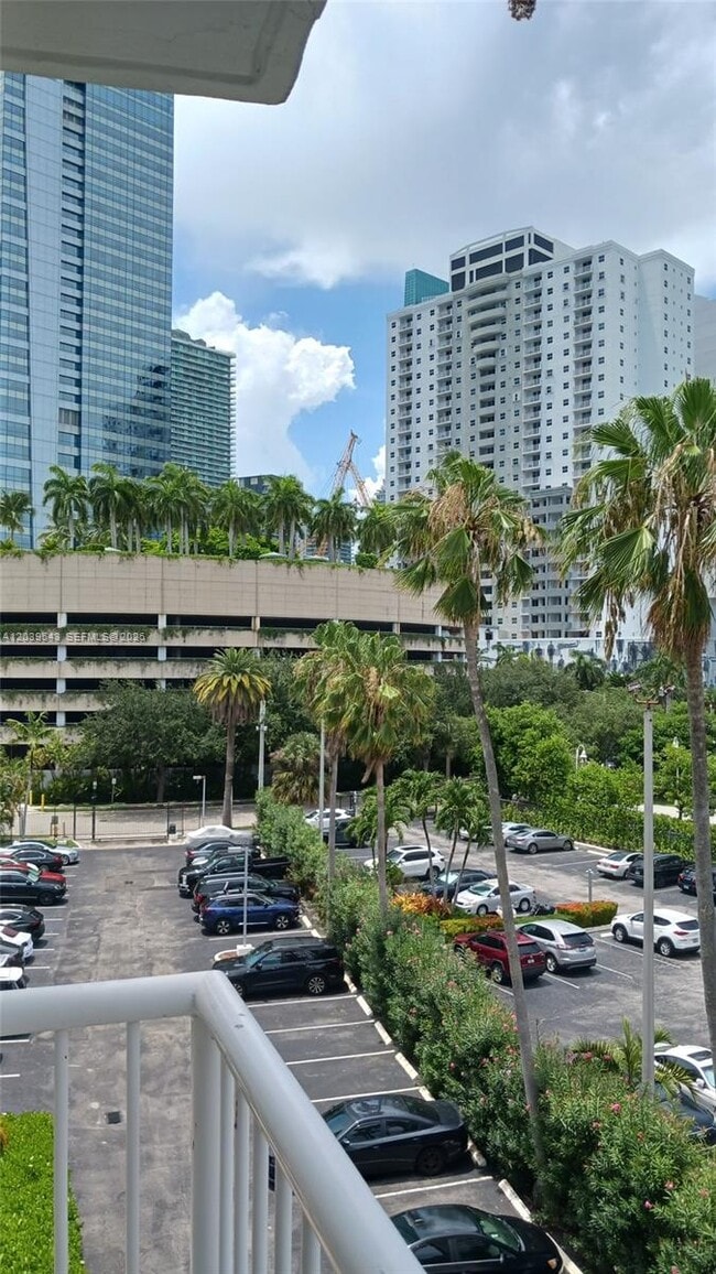 Building Photo - 1440 Brickell Bay Dr