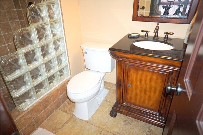 Building Photo - 525 N Ocean Blvd