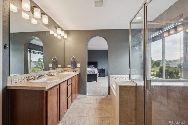 Building Photo - "Charming 3-Bed Sanctuary in Englewood: Spacious 3,089 Sq Ft with 2.5 Baths!"