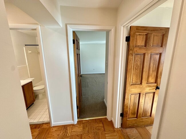 Building Photo - Rarely available 3-Bed, 2-Bath condo in th...